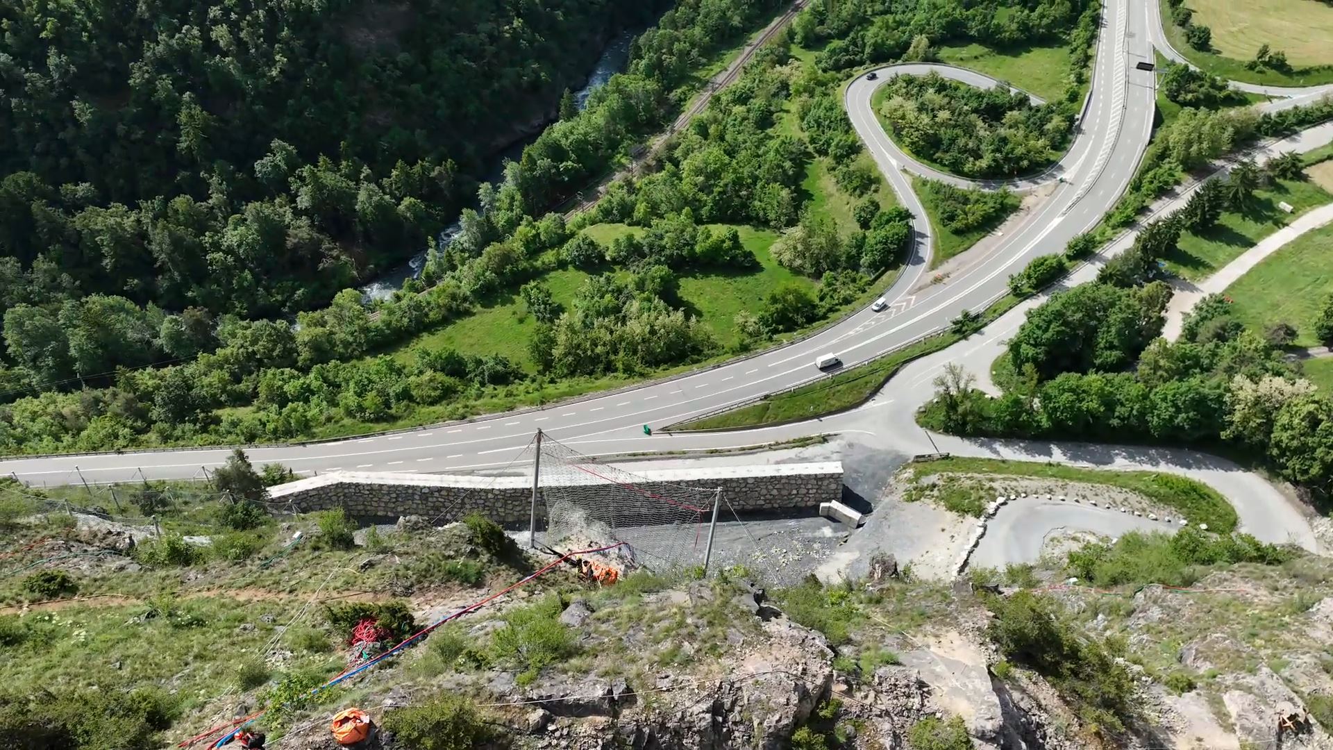 Vue de la RN90 face à la masse rocheuse